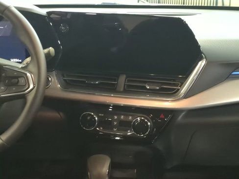 Used 2025 Chevrolet Trax LT w/ LT Convenience Package image 17