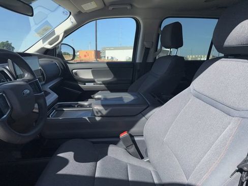 Used 2025 Ford Expedition Active AWD/4WD image 9