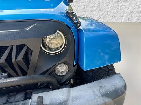 Used 2016 Jeep Wrangler Unlimited Sahara w/ Connectivity Group image 9