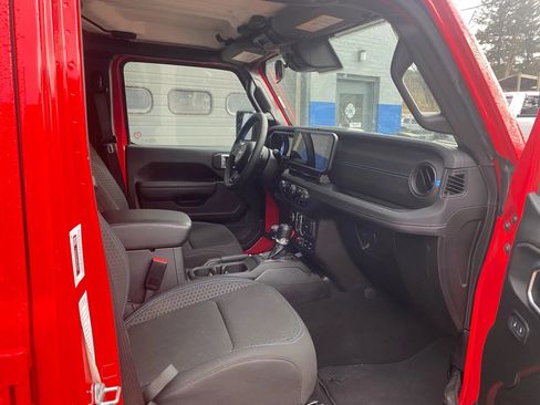 Used 2025 Jeep Wrangler Unlimited Rubicon 4xe image 4