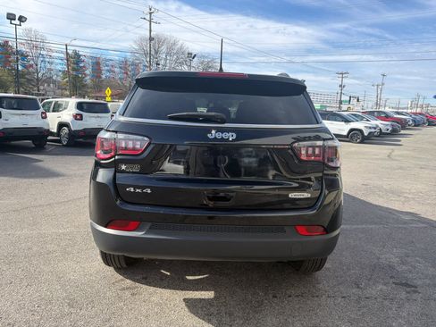 Used 2024 Jeep Compass Latitude image 9