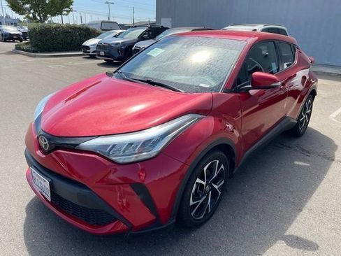 Used 2020 Toyota C-HR XLE FWD image 1