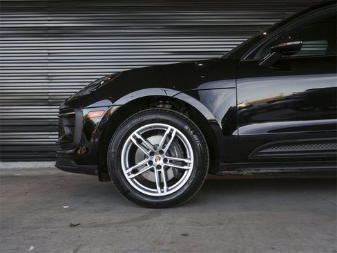 Certified 2022 Porsche Macan image 13