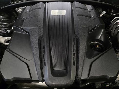 Used 2021 Porsche Macan Turbo AWD/4WD image 46