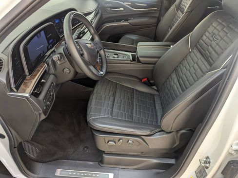 Certified 2022 Cadillac Escalade Sport Platinum w/ Heavy-Duty Trailer Package image 5