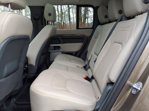 Used 2023 Land Rover Defender 130 SE image 18