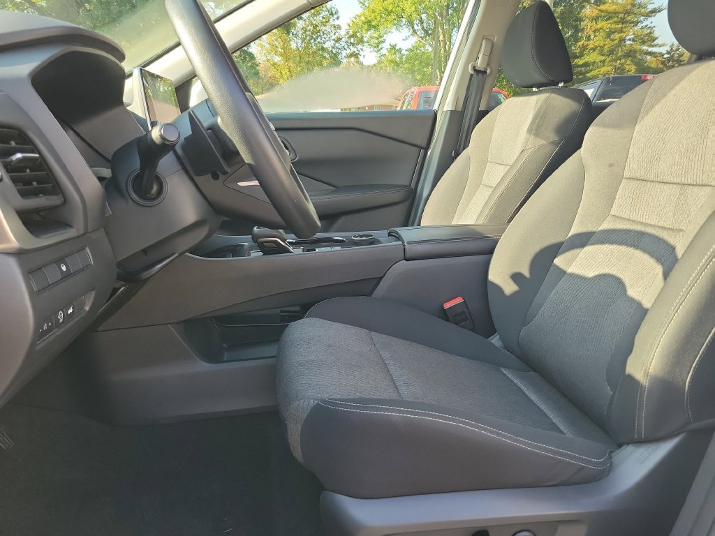 Used 2024 Nissan Rogue SV AWD/4WD image 26