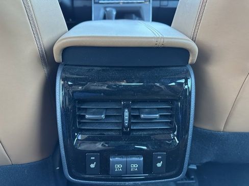 Used 2020 Toyota Avalon Limited image 19