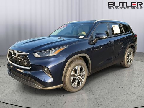 Used 2023 Toyota Highlander XLE FWD image 2