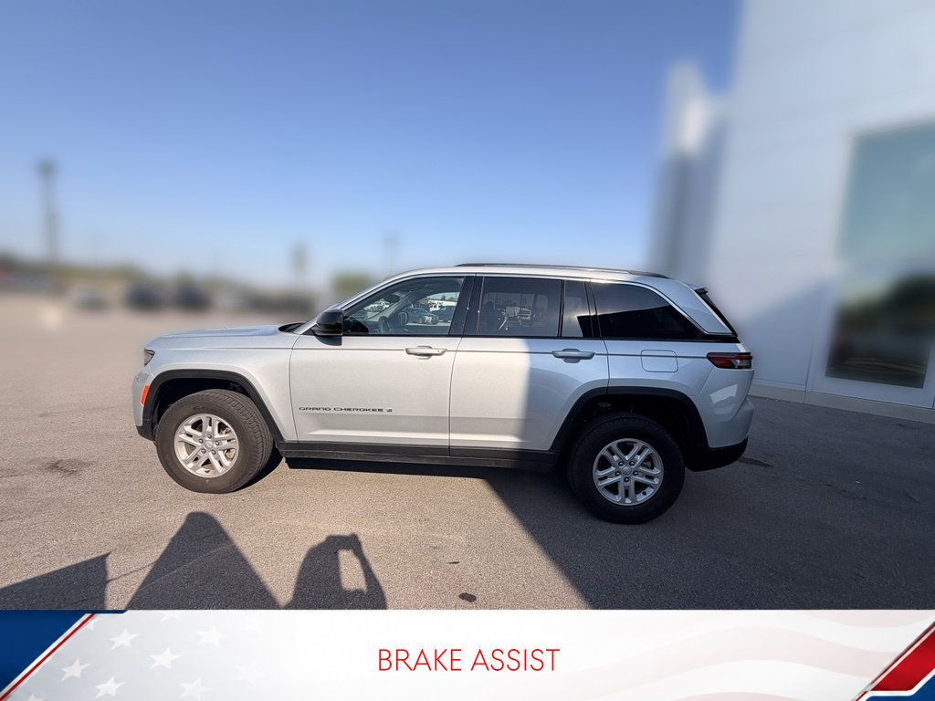 Used 2023 Jeep Grand Cherokee Laredo AWD/4WD image 5