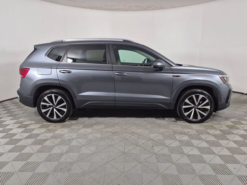 Used 2023 Volkswagen Taos SE w/ Panoramic Sunroof Package FWD image 2