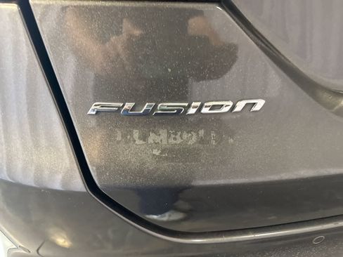 Used 2017 Ford Fusion SE w/ Fusion SE Technology Package image 11