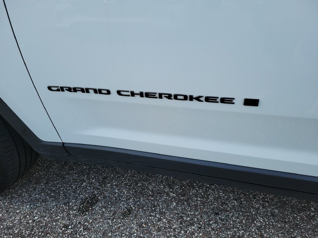 Used 2024 Jeep Grand Cherokee L Limited w/ Black Appearance Package AWD/4WD image 9