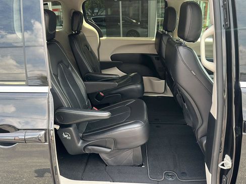 Used 2022 Chrysler Pacifica Touring-L FWD image 10