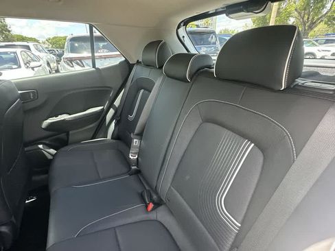 Used 2024 Hyundai Venue Limited FWD image 14