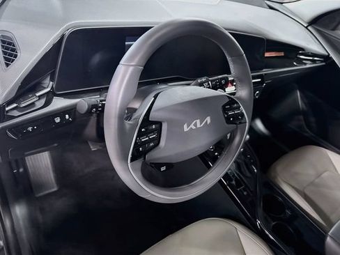 Used 2025 Kia Niro EX FWD image 9