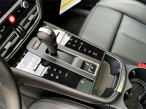 New 2025 Porsche Macan image 36