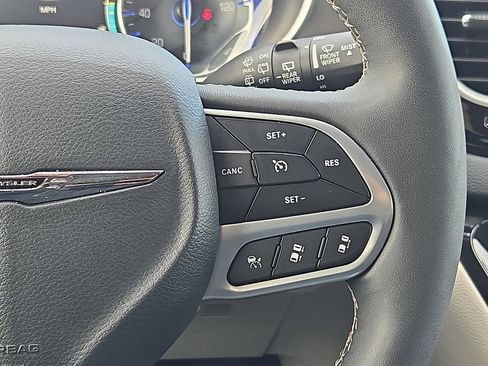 Used 2024 Chrysler Pacifica Touring-L image 16