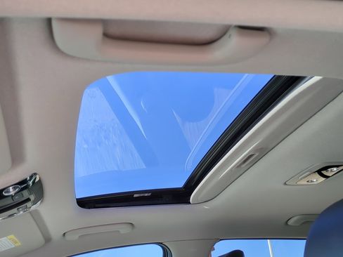 Used 2024 Kia Niro EX Touring image 15