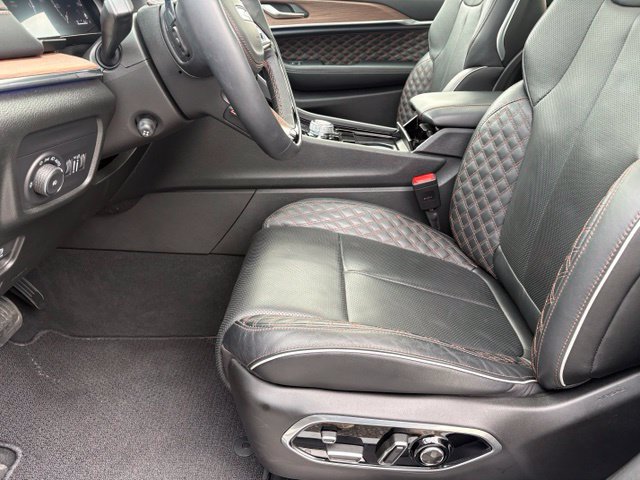 Used 2025 Jeep Grand Cherokee Summit AWD/4WD image 9