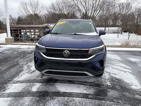 Used 2024 Volkswagen Taos SE image 2