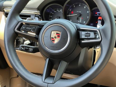 Certified 2025 Porsche Macan AWD/4WD image 26