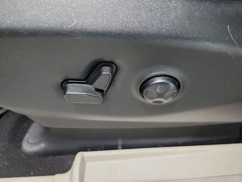 Used 2023 Chrysler Voyager LX image 33