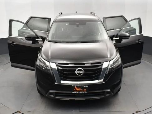 Used 2025 Nissan Pathfinder SV image 10