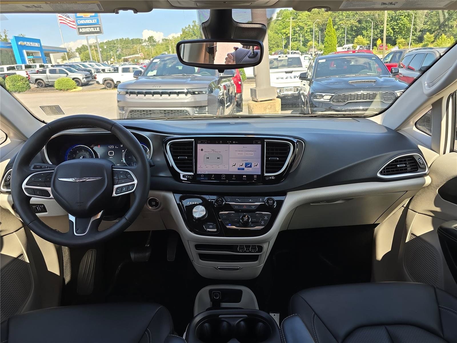 Used 2024 Chrysler Pacifica Touring-L FWD image 16