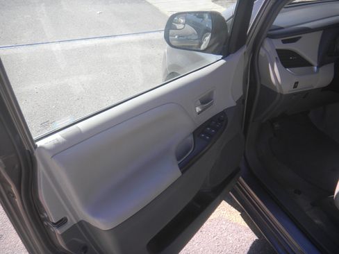 Used 2015 Toyota Sienna LE image 8