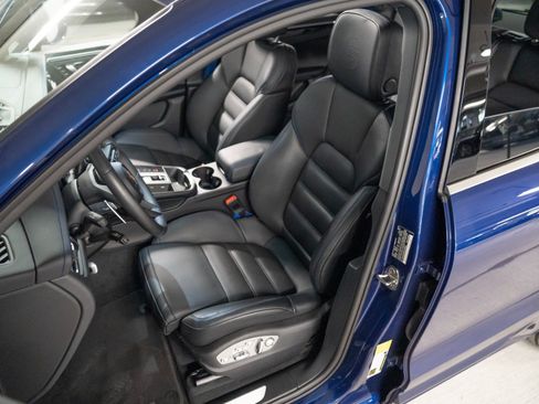 Certified 2024 Porsche Macan S AWD/4WD image 5