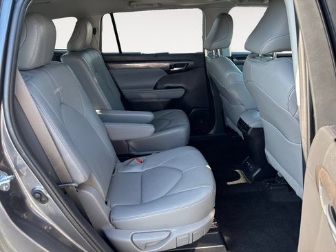 Used 2023 Toyota Highlander Limited AWD/4WD image 24