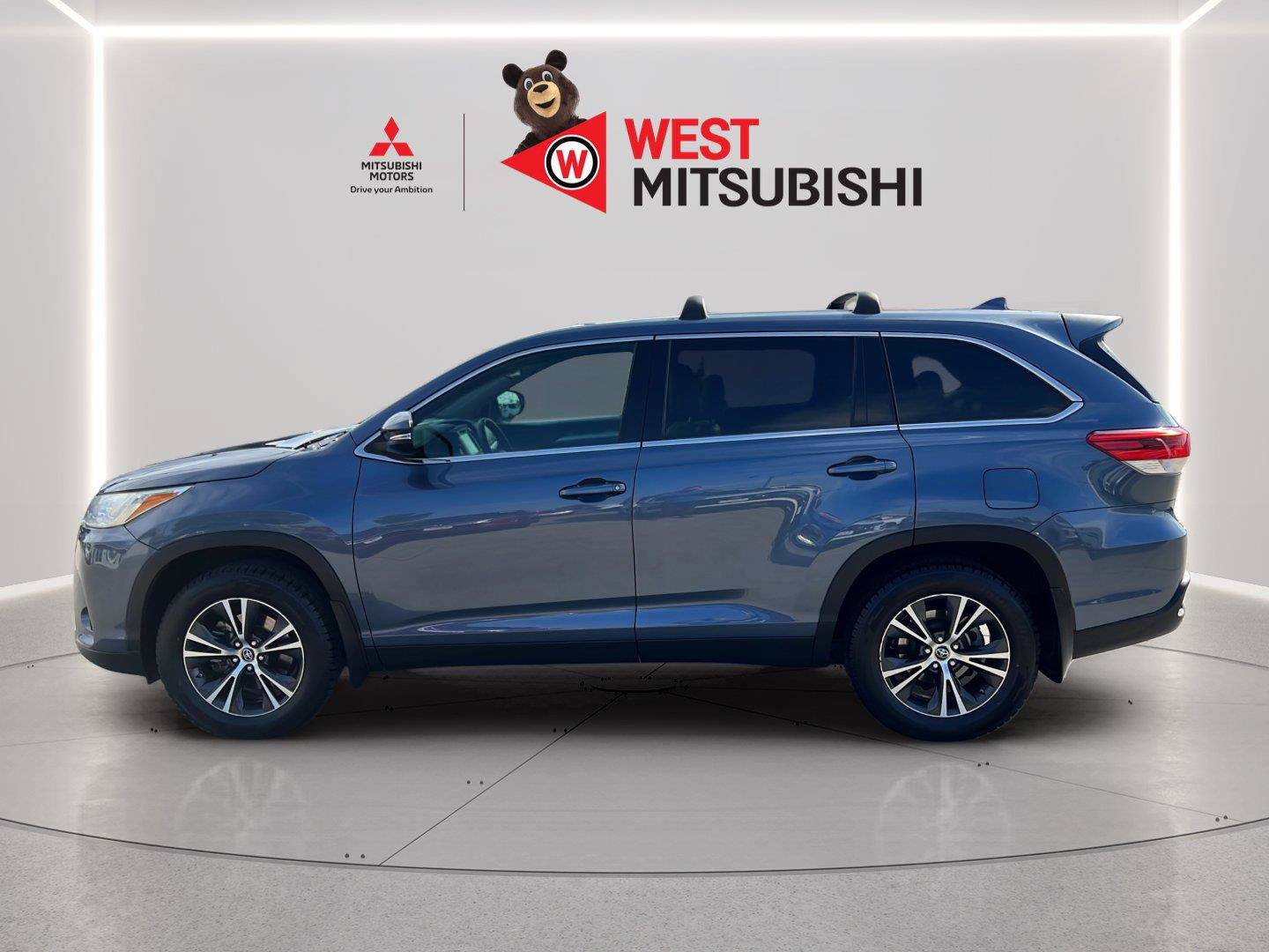 Used 2019 Toyota Highlander Plus AWD/4WD image 2