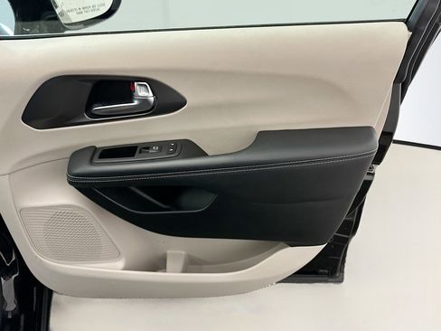 Used 2024 Chrysler Pacifica Touring-L image 34