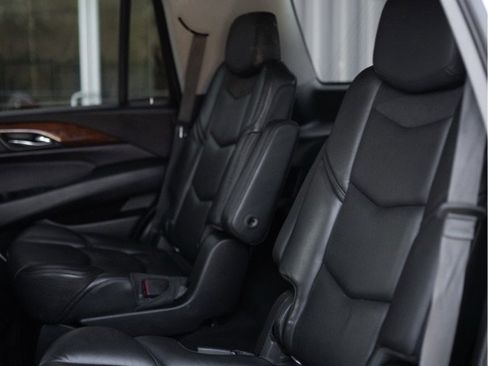 Used 2018 Cadillac Escalade Luxury image 6