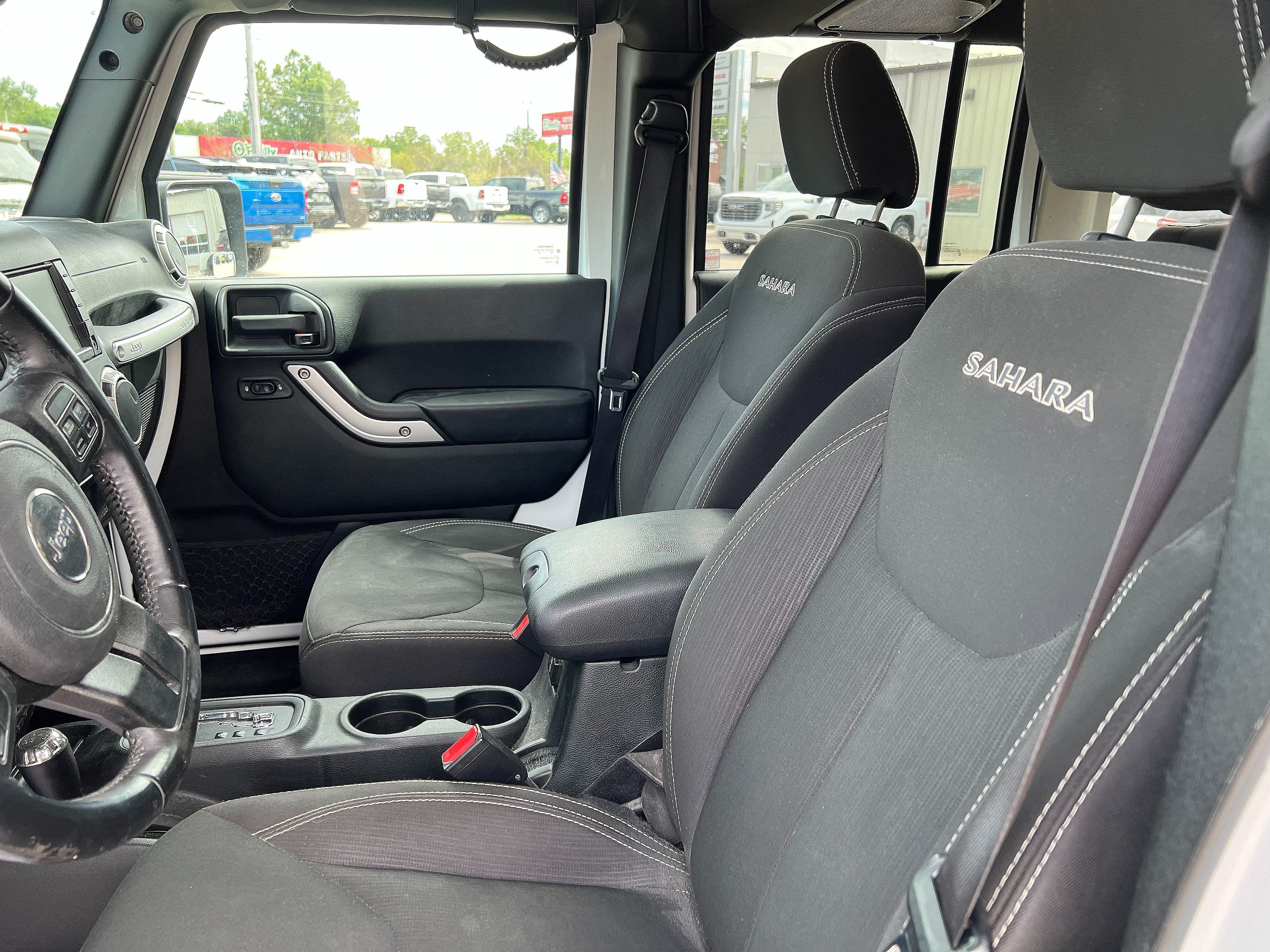 Used 2018 Jeep Wrangler Unlimited Sahara AWD/4WD image 10