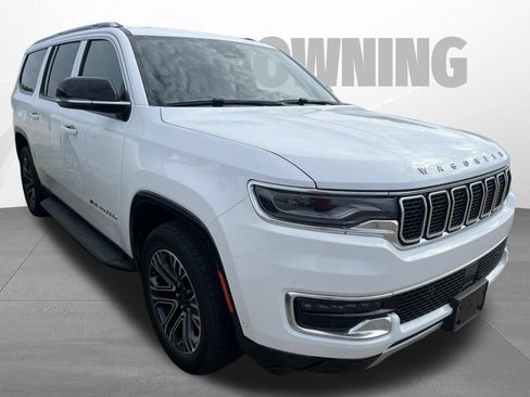 Used 2024 Jeep Wagoneer L Series II w/ Flexible Seating Group RWD image 3