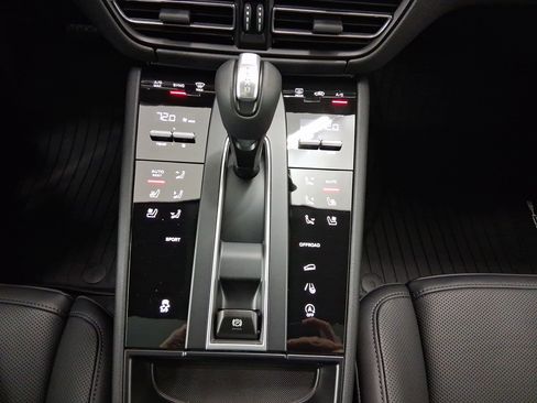 New 2026 Porsche Macan image 28