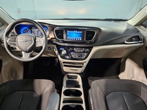 Used 2021 Chrysler Voyager L FWD image 10
