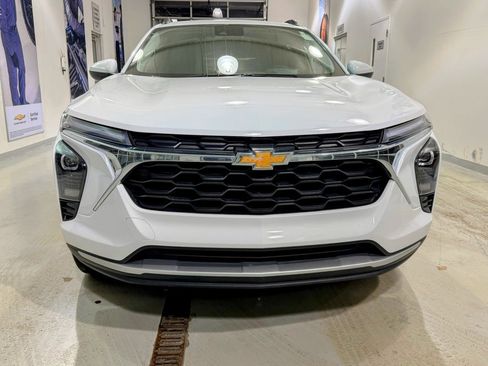 Used 2025 Chevrolet Trax LT w/ LT Convenience Package image 7