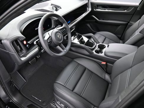 New 2026 Porsche Cayenne Turbo AWD/4WD image 4