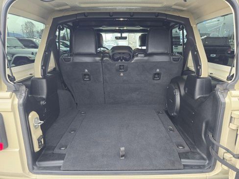 Used 2022 Jeep Wrangler Unlimited Rubicon w/ LED Lighting Group AWD/4WD image 17