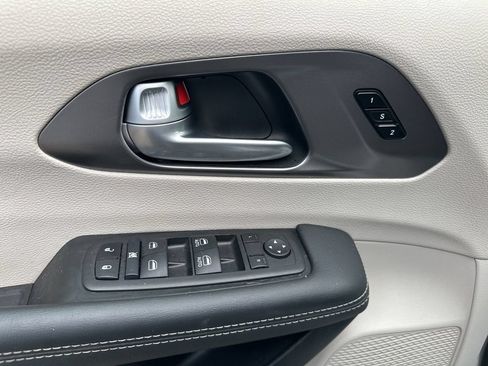 Used 2024 Chrysler Pacifica Touring-L FWD image 18