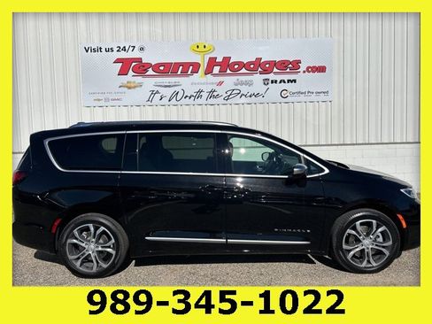 Used 2026 Chrysler Pacifica Pinnacle image 1