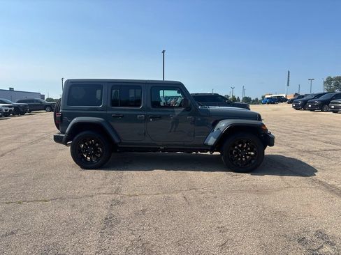 Used 2025 Jeep Wrangler Unlimited Sahara w/ Safety Group AWD/4WD image 6