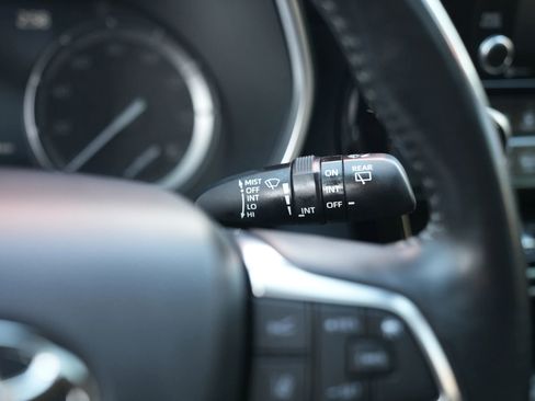 Used 2020 Toyota Highlander XLE image 24