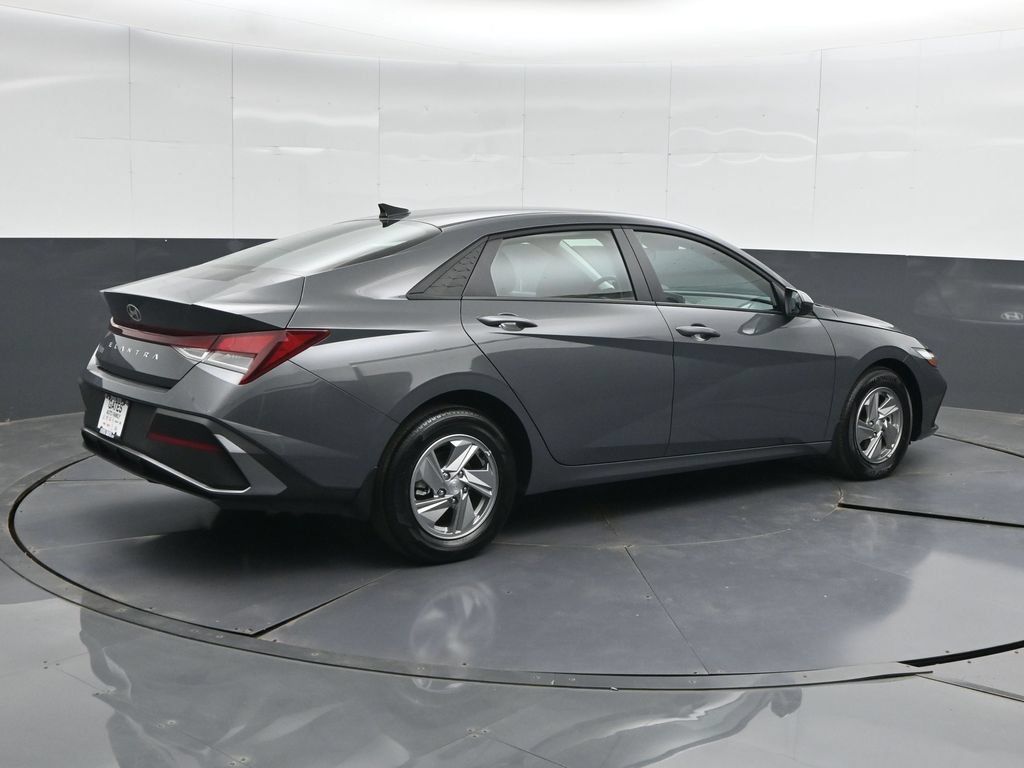 Used 2025 Hyundai Elantra SE FWD image 2