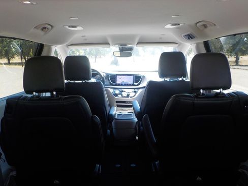 Used 2024 Chrysler Pacifica Touring-L FWD image 20