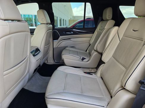 Used 2023 Cadillac Escalade Premium Luxury w/ Performance Package AWD/4WD image 15