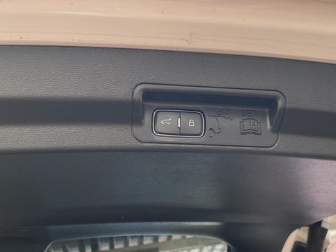 Used 2022 Ford Explorer XLT w/ Equipment Group 202A AWD/4WD image 18